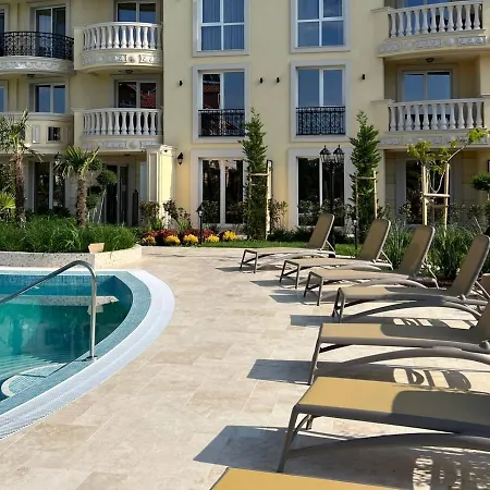 Apartment Golden Leaf, Swimming Pool View