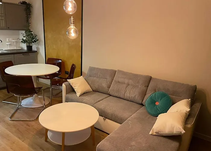 Golden Leaf, Swimming Pool View 公寓 *